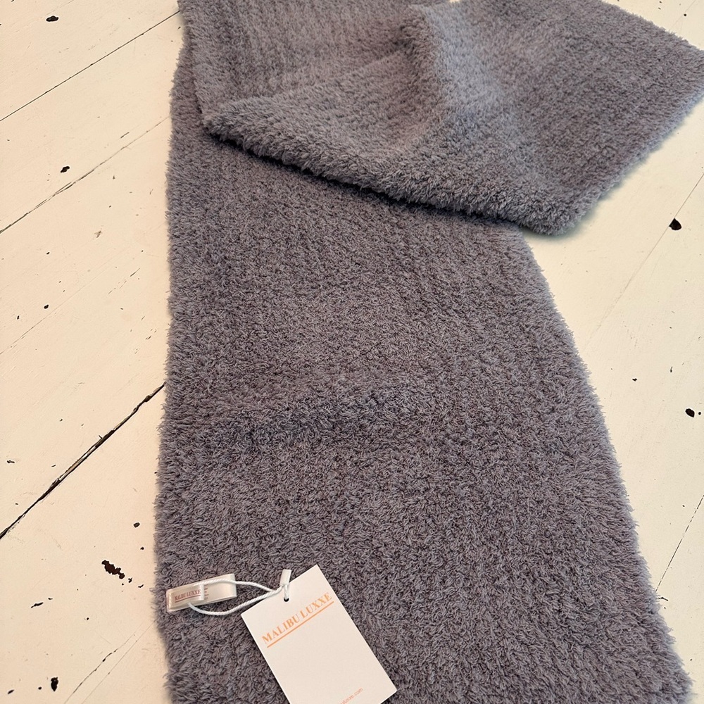 Malibu Luxxe Gray Super Soft Feather Knit Scarf Cozy Wrap NWT - Picture 2 of 4